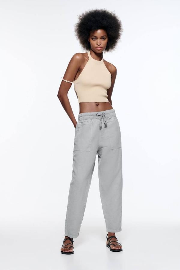 Jogger de tiro alto con largo tobillero, pernera holgada, tiro alto, cintura elástica y cuatro bolsillos de parches, color celeste, de Zara. Tiene un precio de 29,95 euros.
