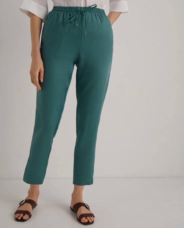 Pantalón jogger en tejido 100% de lino con silueta acomodada al cuerpo, largo tobillero, talle alto, bolsillos y cintura elástica ajustable mediante cordones, de Woman El Corte Inglés. Tienen un precio de 34,99 euros con descuento y están en siete colores. Cómpralo aquí