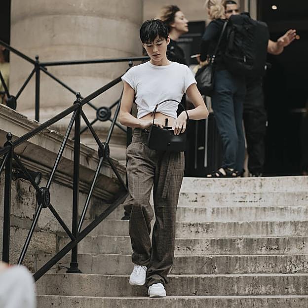 Los pantalones más elegantes para tus looks de oficina están en las rebajas de Mango y quedan genial con una camisa blanca