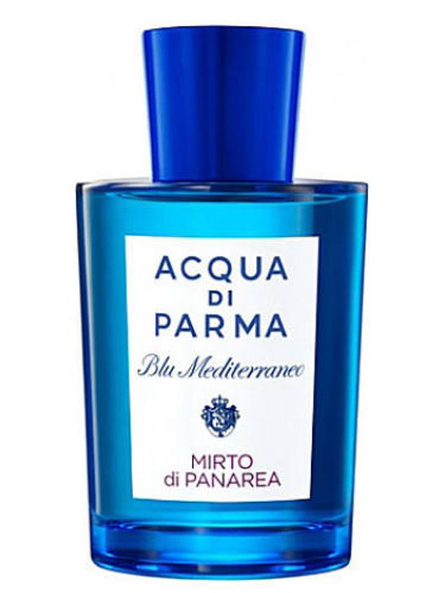 Blu Mediterraneo Mirto Di Panarea de Acqua di Parma es enérgico y cálido como los rayos del sol y fresco y relajante como las olas del mar. Sus notas de salida son un estallido cítrico de mirto, albahaca, limón y bergamota, con un corazón de agua marina, jazmín y rosa, sobre un fondo amaderado y cálido de resina almáciga de lentisco, enebro, cedro y ámbar. Cómpralo aquí