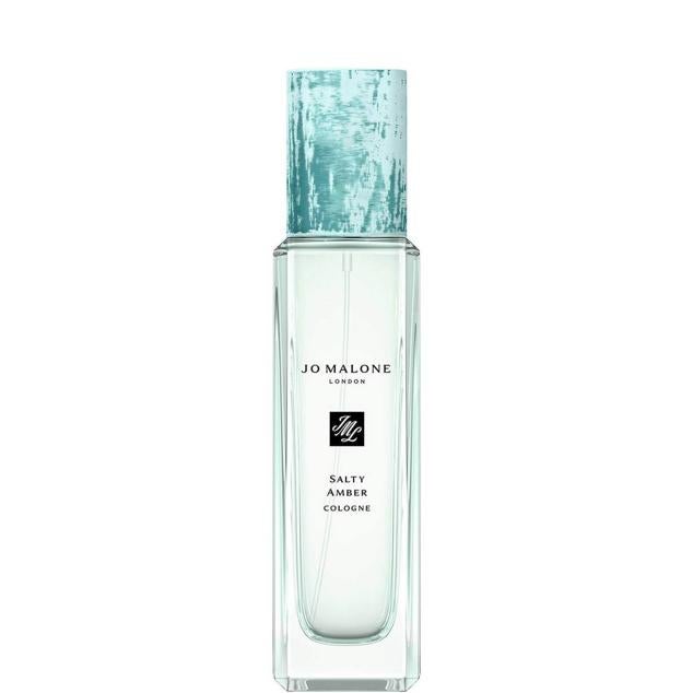 Salty Amber Cologne de Jo Malone London es una estimulante fragancia unisex super fresca con notas de ámbar, agua salada y algas marinas, junto al cardamomo que aporta vitalidad, la terrosidad de mirto y el pachulí, para recordar a las profundidades del océano y la brisa de la costa. Cómpralo aquí