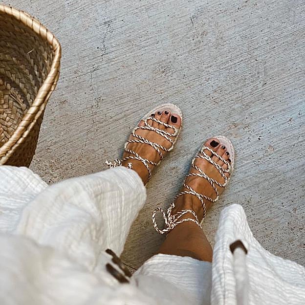 Las sandalias planas rebajadas de Cortefiel que puedes combinar fácilmente con una falda midi y camiseta blanca