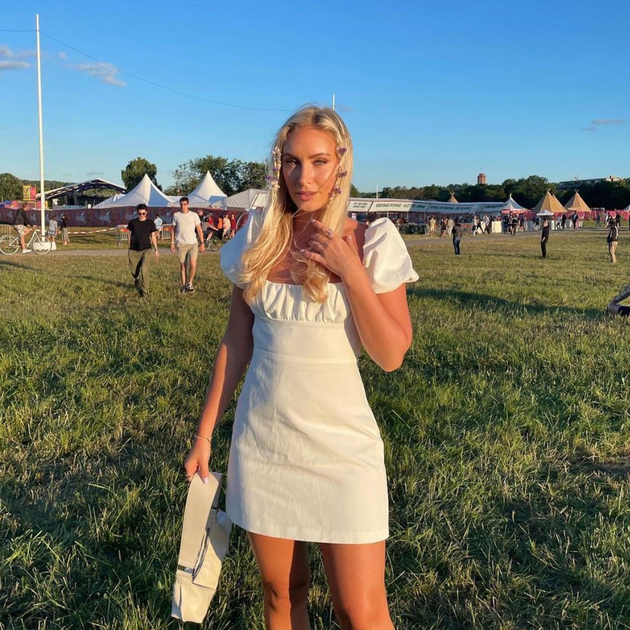 Romántico, elegante y con sabor a Hollywood: así es el vestido más bonito del low cost que sienta bien a las chicas bajitas