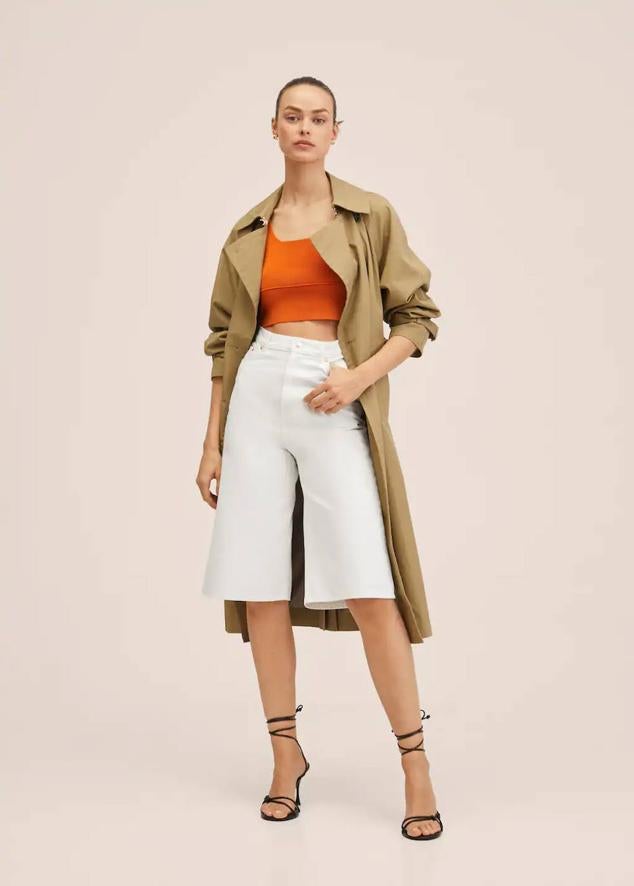 Mango nos trae este modelo que ha sido confeccionado con un tejido de algodón estilo vaquero.