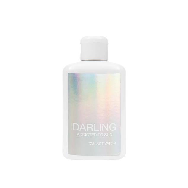 Darling Tan Activator es una fórmula bronceadora multiacción que activa la melanogénesis intensificando y manteniendo el bronceado, así como hace que sea luminoso, dorado y uniforme. Su fórmula es hidratante, nutritiva y antienvejecimiento, enriquecida con ale vera, niacinamida y monoi, para también ayudar a mejorar los signos del envejecimiento y corregir las manchas.