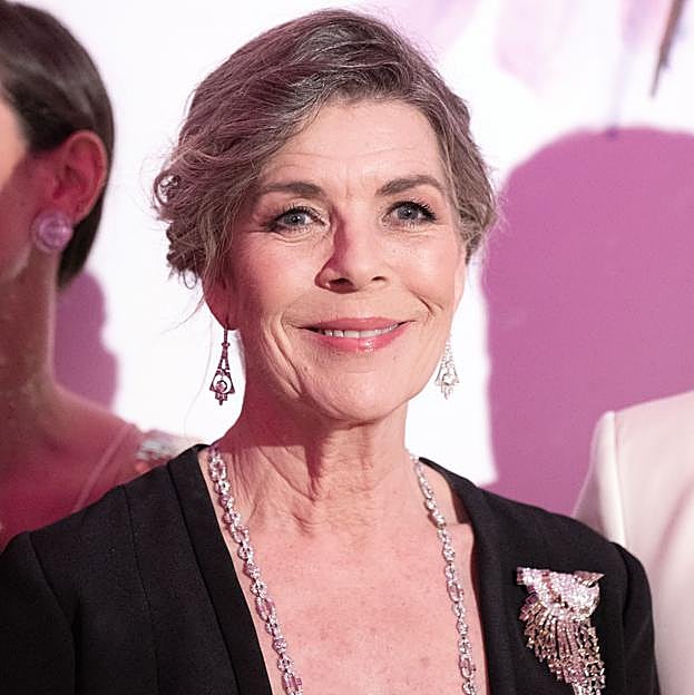 Carolina de Mónaco copia a la reina Letizia: el precioso vestido blanco midi que puedes comprar en Zara