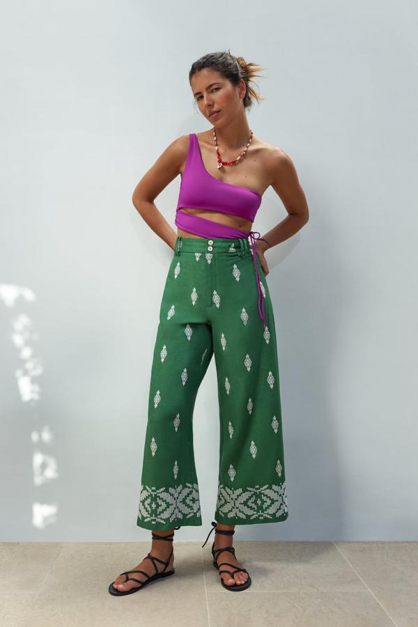 Si eres de las no renuncias al pantalón largo durante los meses más calurosos del año, aquí está la opción perfecta. Pantalón verde con bordados blancos de Zara (39,99 euros). 