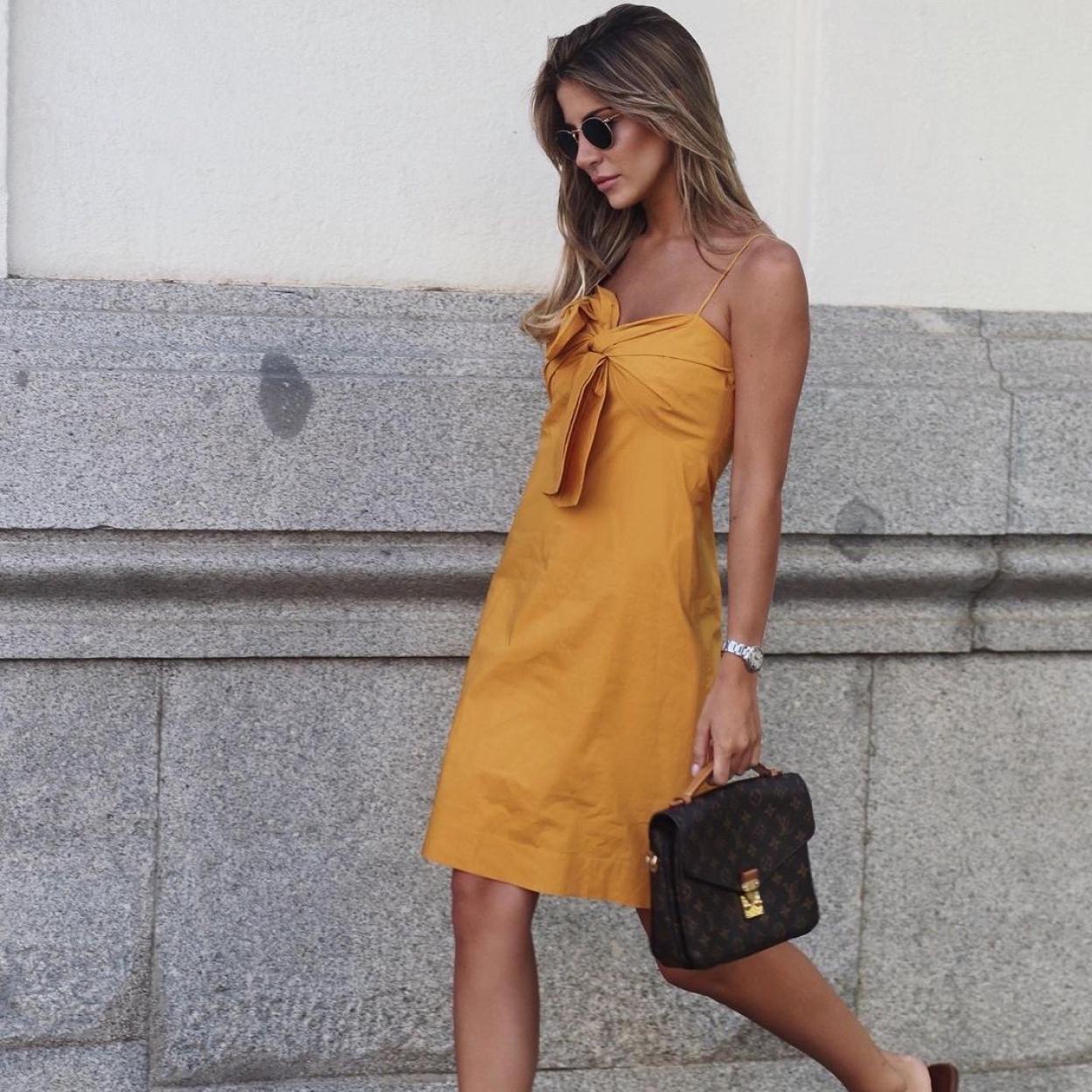 El vestido amarillo con sello Made in Spain que triunfa en las redes sociales: rejuvenece, resalta el moreno y favorece a cualquier edad