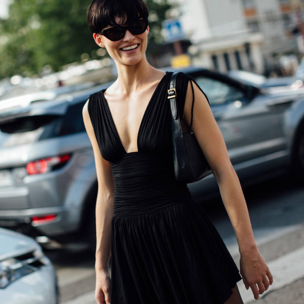 Pincha en la foto para ver cremas reafirmantes para cuello y escote con efecto lifting que alisan y remodelan el contorno del óvalo facial