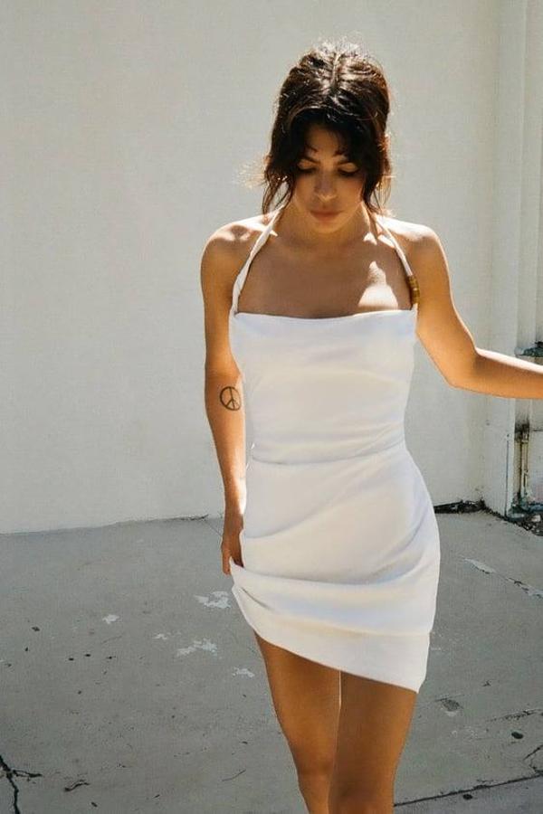 En Zara hemos encontrado este modelo de color crudo que tiene un cuello halter con abalorios.