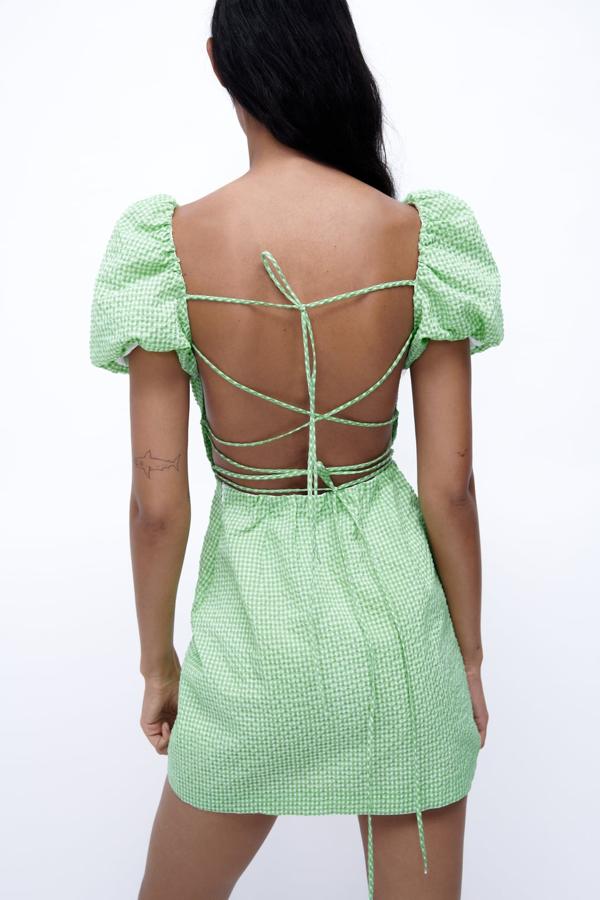 El vestido, en su mínima expresión, también admite espaldas descubiertas. Vestido con estampado de cuadros vichy de Zara (29,99 euros). 