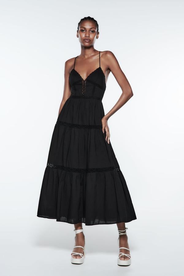 Aunque es un color que pasa a segundo plano cuando suben las temperaturas, nunca está de más tener un vestido negro en verano. Vestido de tirantes de Zara (39,99 euros). 