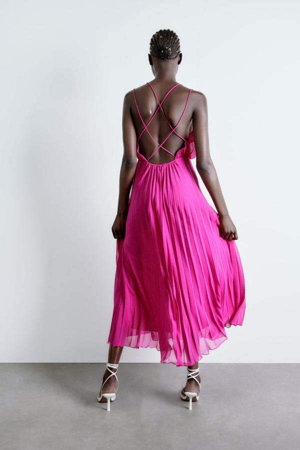 Si todavía te queda alguna boda este verano, este diseño es lo estabas buscando. Vestido de corte griego de Zara (39,99 euros).