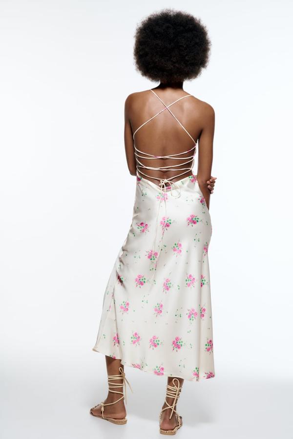 Los vestidos satinados, de marcados aires lenceros, son la alternativa perfecta para los días más calurosos del año. Vestido estampado con flores de Zara (35,99 euros).