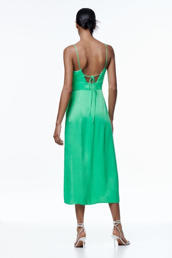Un color que favorece cuando la piel está bronceada y que pupodrás edes llevar en cualquier momento. Vestido midi con abertura lateral de Zara (35,99 euros). 