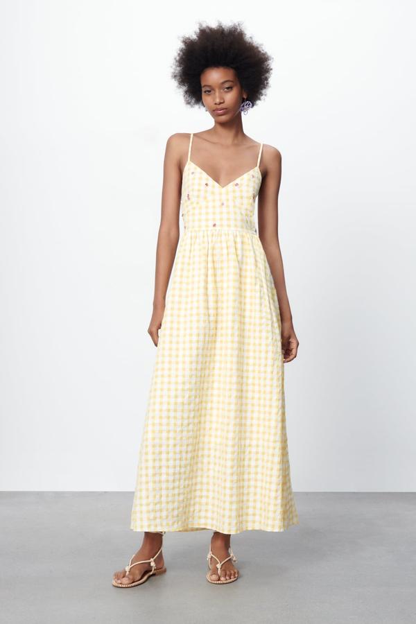 El estampado más veraniego de todos los tiempos se reinventa con un diseño con bordados y la espalda abierta. Vestido largo en amarillo y blanco de Zara (35,99 euros). 