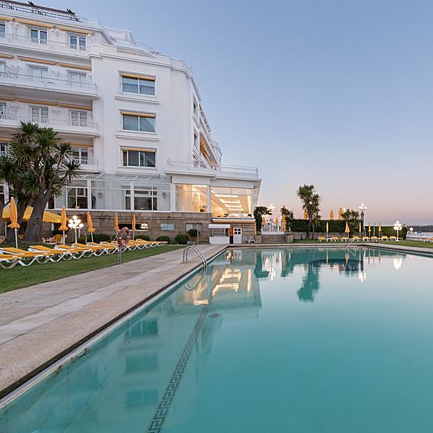 Imagen principal - Foto del hotel, del desayuno y del balneario del complejo.