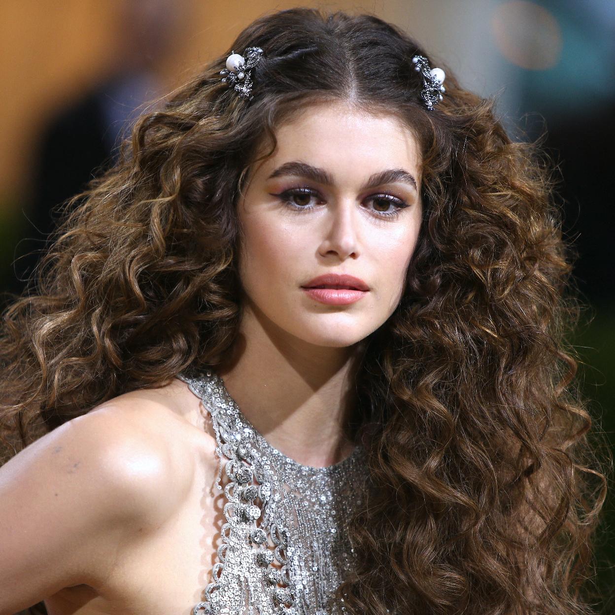 La modelo Kaia Gerber con el pelo rizado.