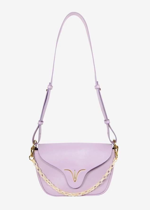 Fabricado en piel de alta calidad en España. Su diseño cuenta con el color de la temporada, el very peri. Pertenece a la nueva firma de la influencer Verónica Díaz o como se la conoce en redes, Just Coco. Es de CRVSH. Precio: 129 €.