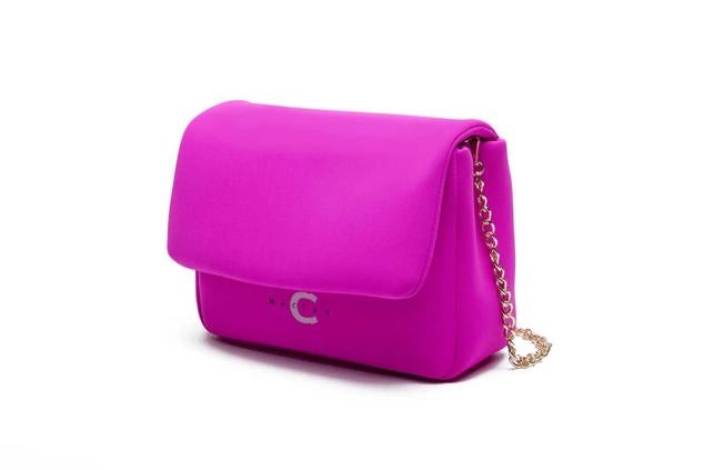 Bolso diseñado en neopreno rosa. Un complemento todoterreno para el día a día. Su color eleva cualquier look más básico. Es de Moclan. Precio: 148 €.