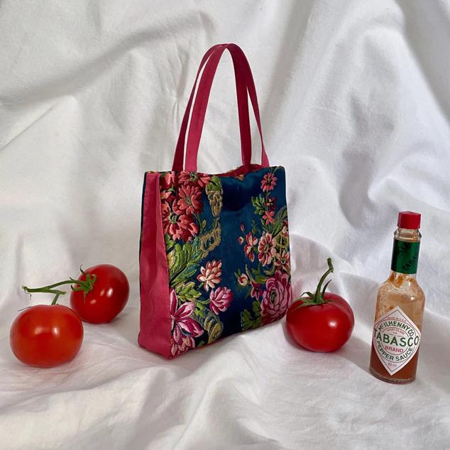 Confeccionado mediante retales y con inspiración en cualquier tarde estival de chiringuito. Un bolso en tamaño mediano hecho en pequeños talleres de Madrid. Es de Solet. Precio: 65 €. 