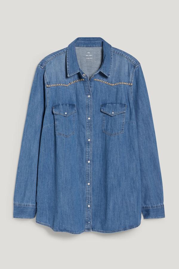 Blusa vaquera de denim firme con bordados y botones en óptica de nácar. También de manga larga. Es de C&A. Precio: 29,99 €. 