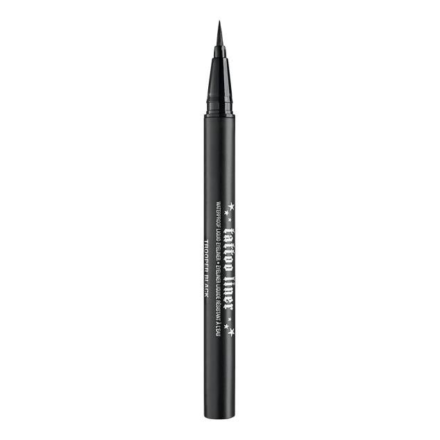 Tatto Liner de KVD es un eyeliner en formato rotulador de lo más preciso y fácil de aplicar, a la vez que su fórmula altamente pigmentada define y realza la mirada, permaneciendo fija todo el día, sin desvanecerse, ni parchear, ni transferir, al ser resistente al agua. El cepillo de fieltro es superfino y flexible y no se deshilacha. Cómpralo aquí