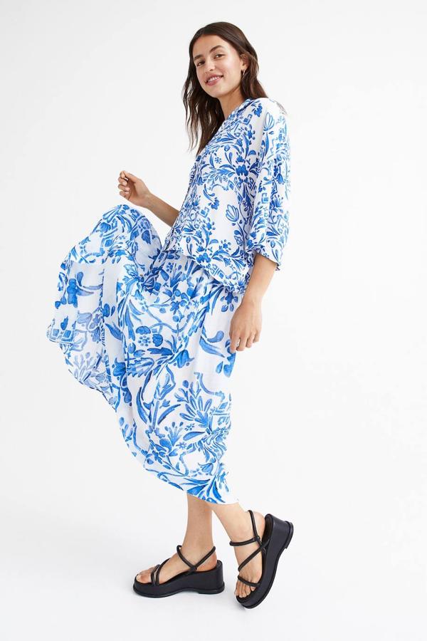 Falda midi en tejido vaporoso con talle alto, cintura elástica y corte amplio, en estampado azul y blanco, de H&M. Cómprala a 39,99 euros.