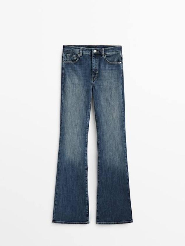 Este modelo de tono azul medio tiene un diseño ajustado, de tiro alto y con el bajo acampanado.