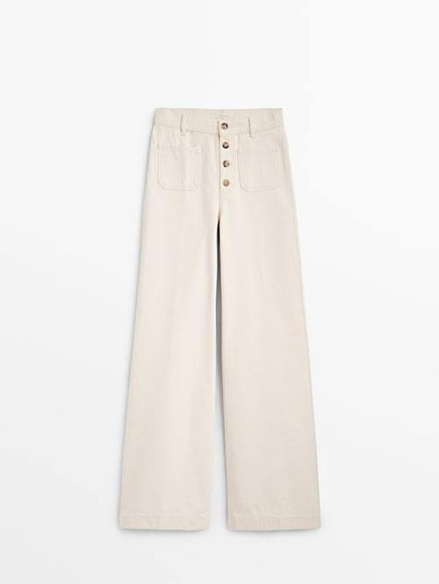 Este pantalón de pierna ancha tiene un cierre mediante botones y dos bolsillos de parche.