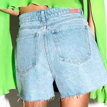 Imagen secundaria 1 - La falda pantalón vaquera ha vuelto. Esa prenda que triunfó en los años 90 y que reune lo mejor de las dos piezas. Falda pantalón en blanco, negro o azul de Zara (22,95 euros)