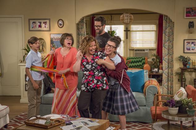 Basada en la serie homónima de los años 70, esta sitcom tiene el honor de haber sido la primera serie cancelada de Netflix que fue rescatada por otra cadena. En total alcanzó las cuatro temporadas (solo 3 están disponibles en la plataforma) para contar la historia de una madre soltera con estrés postraumático, veterana del ejército, que vive con sus dos hijos y su madre. A esta última la encarna la mítica Rita Moreno, que a pesar de ser secundaria se convierte en una roba escenas y en la alegría de las tramas que en muchas ocasiones tocan temas difíciles pero que siempre se superan con amor y comprensión. 
