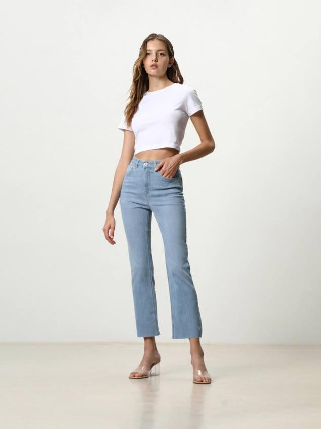 Jeans con diseño mini flare, de tiro alto, pernera regular fit terminada en evasé y largo cropped. Está disponible en tres tonos, por 15,99 euros.