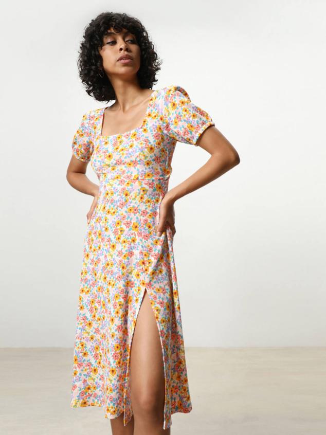Vestido midi con floral print multicolor, escote cuadrado, manga corta abullonada, lazada en la espalda y abertura en el bajo. Cuesta 15,99 euros.