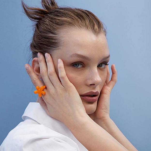 El contorno de ojos con color y protección solar superventas y made in Spain que disimula arrugas, ojeras y bolsas al instante