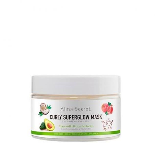 Curly Superglow Mask de Alma Secret es un tratamiento reparador e hidratante intensivo que fortalece la fibra apilar, disciplina el pelo rizado, define, aumenta la elasticidad, suaviza y controla el encrespamiento, así como proporciona un brillo saludable a la melena. Está enriquecido con aceites de aguacate, chía, granada, coco, avellana, lino, ricino, almendra, y caléndula, junto a proteínas de trigo, aloe vera, cola de caballo y pepino, más vitaminas C y E. Cómpralo aquí