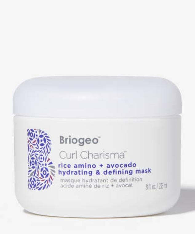 Curl Charisma™ Hydrating and Defining Mask de Briogeo suaviza, revitaliza, define, hidrata y fortalece la melena rizada a través de una fórmula basada en aceite de aguacate, aminoácidos de arroz, manteca de karité, aceite de lino, queratina, quinoa hidrolizada, vitamina E y otros aceites vegetales reparadores y acondicionadores. Cómpralo aquí