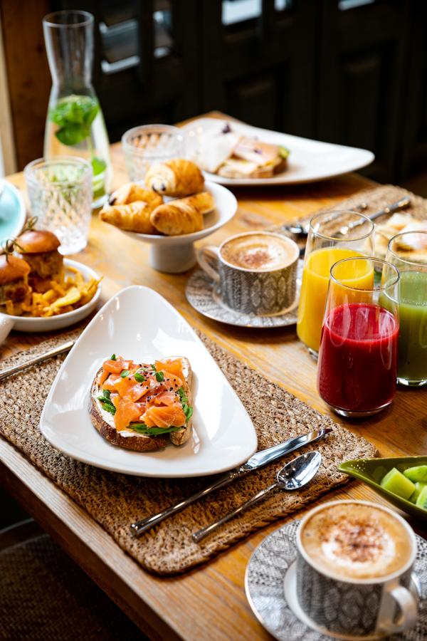 Un catering, una tienda online de productos gourmet que se pueden adquirir en toda España y, ahora, también el restaurante de moda en el madrileño barrio de Salamanca. El imperio VE-GA está gobernado por el sabor y la buena materia prima. Los fines de semana, su brunch crea verdadera adicción. Con opciones para omnívoros, vegetarianos y celiacos, se trata de un festival de productos naturales y recetas caseras dulces y saladas. (ve-ga.es)