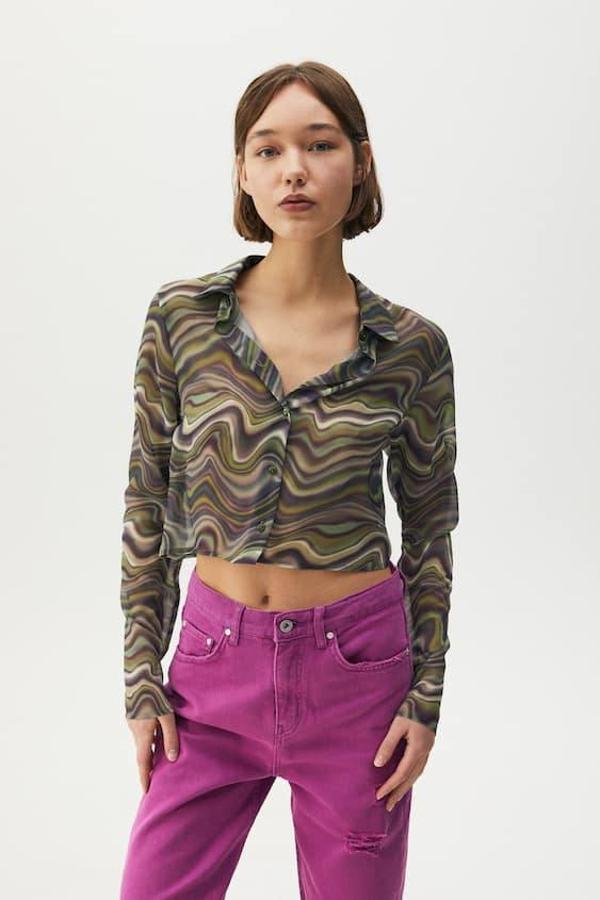 Esta de camisa de tul que encontrarás en Pull&Bear está disponible en naranja y en negro.