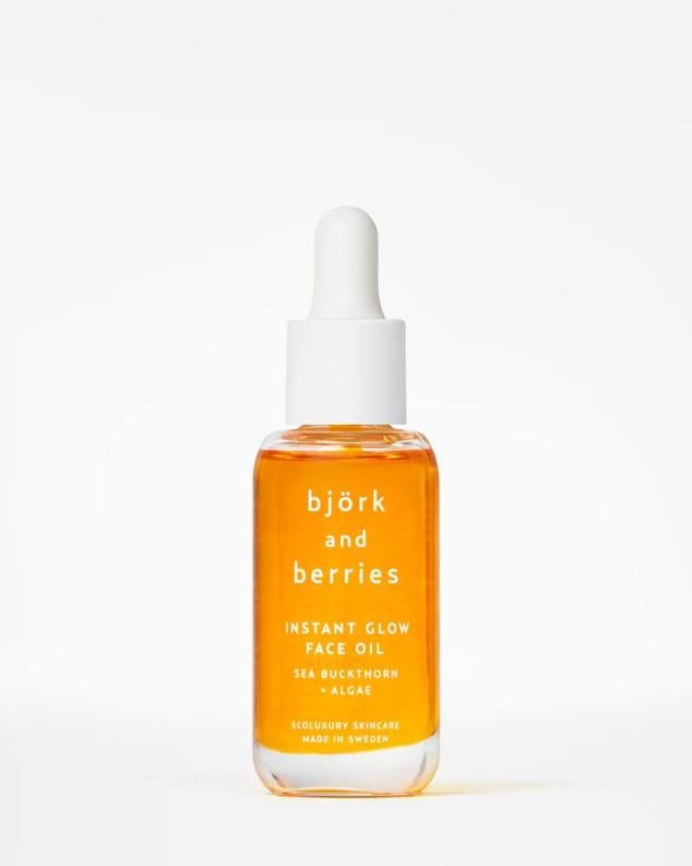 Instant Glow Face Oil de Björk and berries es un aceite facial rico en vitamina A, E y omega 7 capaz de iluminar, reafirmar y rellenar la piel drásticamente. Su fórmula se compone de aceite de espino amarillo antioxidante, algas potenciadoras de la elasticidad y el colágeno, aceite de jojoba hidratante y acondicionador, aceite de cártamo, romero y extracto de zanahoria.