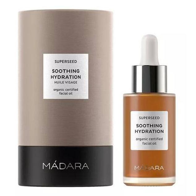 Superseed Soothing Hydration Facial Oil de Mádara se trata de un aceite en seco y de rápida absorción, hidratante con potente acción antioxidante, regeneradora y calmante. Está formulado con la nutritiva mezcla de acete de aguacate y brócoli, las propiedades antiedad de la rosa mosqueta y la onagra, la intensidad hidratante de la avena y la combinación super antioxidante de aceite de espino amarillo, mora y grosella. Cómpralo aquí
