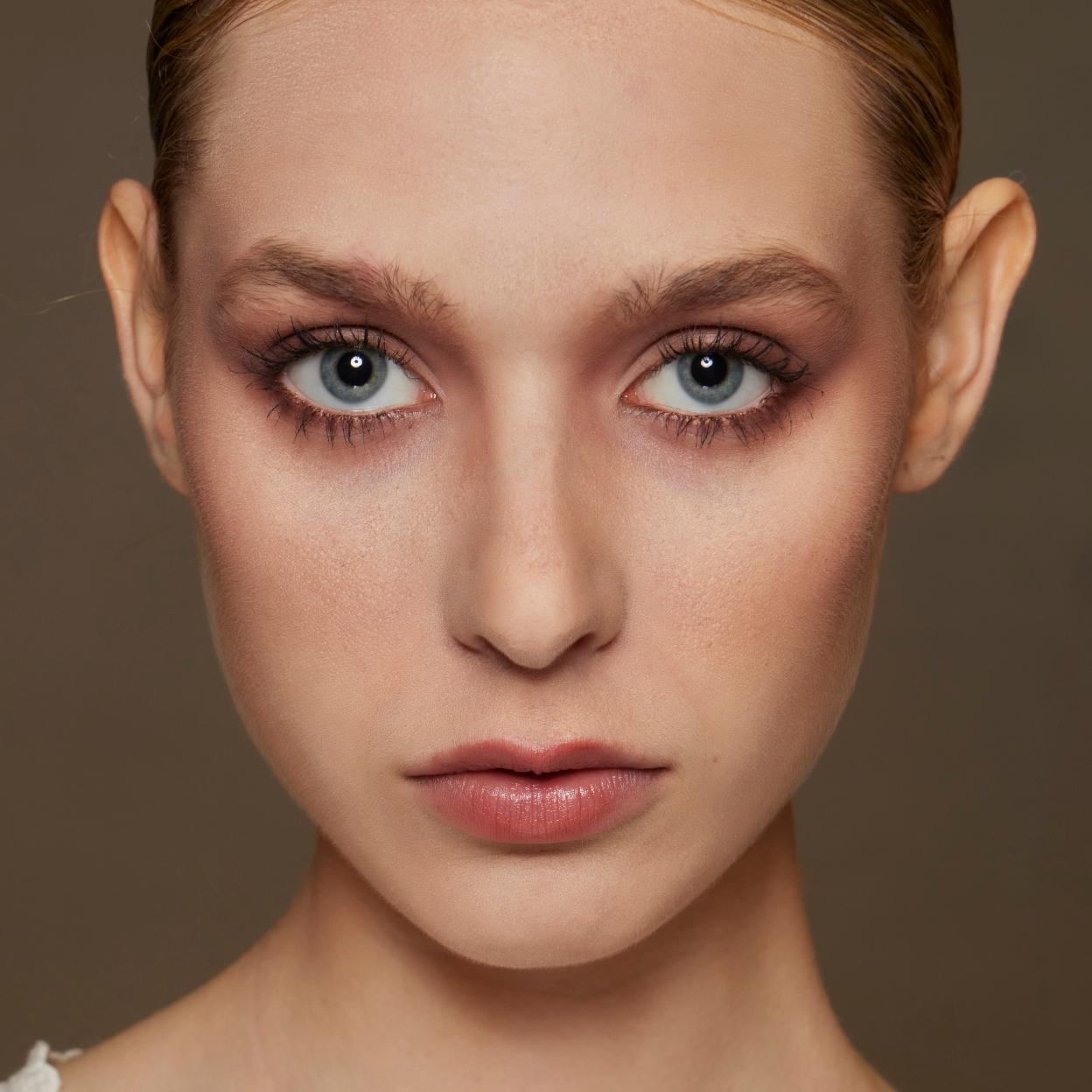 El nuevo truco de maquillaje antiedad que levanta el párpado caído y que arrasa porque es fácil y rápido