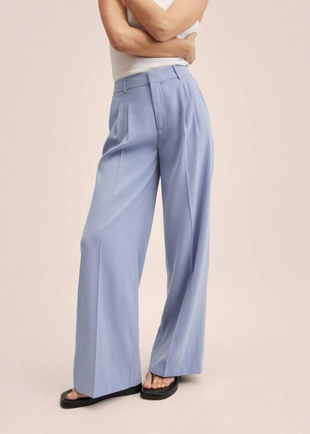 Pantalón wide leg de vestir con detalle de pinzas, bolsillos y raya marcada, color azul, de Mango. Cuesta 27,99 euros.