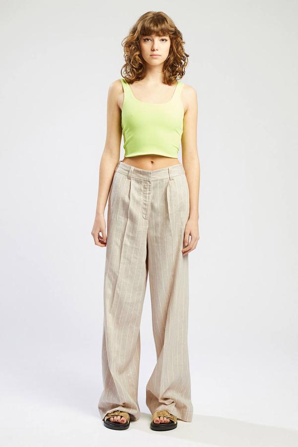 Pantalón wide leg de vestir, estilo masculino, con detalle de pinzas y estampado a rayas, de Springfield. Lo encontrarás con descuento a 17,99 euros.