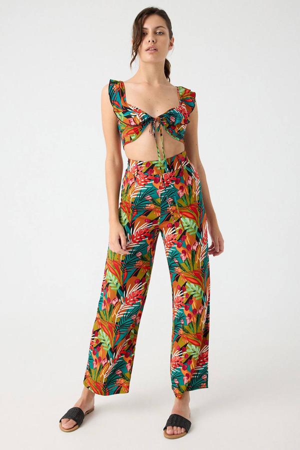 Pantalón wide leg en tejido fluido con tiro alto y estampado tropical multicolor, de Springfield. Está rebajado a 13,99 euros.
