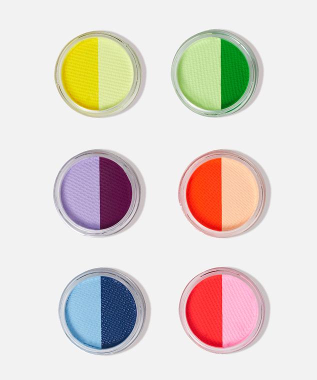 Disponibles en acabado mate y brillo, cuenta con una gran variedad de colores y se pueden adquirir también en formato paleta. En su tienda online también se encuentran variedad de pinceles para modular la aplicación del producto y desplegar la creatividad a todo color. (7,65 euros) 