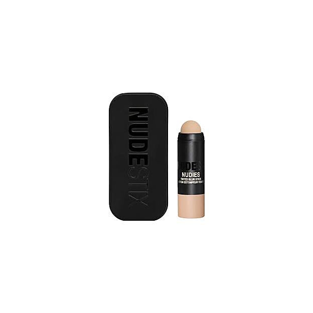 El Tinted Blur Stick de Nudestix tiene pigmentos que se funden con la piel