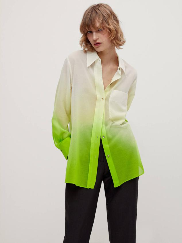 Camisa semitransparente en tejido ligero y fluido con degradado, de crudo a lima, cuello solapa, manga larga y bolsillo de parche. Está disponible rebajada por 29,95 euros.
