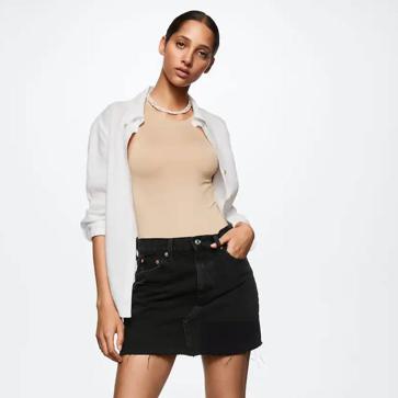 Imagen secundaria 1 - Esta minifalda vaquera se va a convertir en tu mejor aliada para el verano