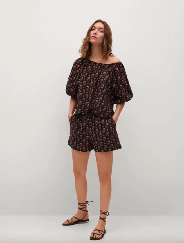 Estampado de flores en tonos anaranjados sobre fondo negro para estos shorts confeccionados al 100% en algodón que son de tiro alto y cintura elástica. Cuestan 7,99 euros y podemos encontrarlos en las tallas XS y S. 